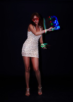 포토 JPG 스튜디오촬영 전신 외국인 해외기획촬영 2012년태국 드레스 원피스 여자 포즈 모션 검은배경 실내 한명 서기 들기 사람 20대 성인 앞모습 선글라스 섹시 파티 어둠 활발 춤 화려 클럽 열정 탬버린 야광 성인여자한명만 국내포토 1 옷 감정 안경 뷰포인트 백그라운드 컨셉 문화예술 타악기 인종 이벤트 청년 내부 빛 검은색 여자한명만 성인여자만 파일형식