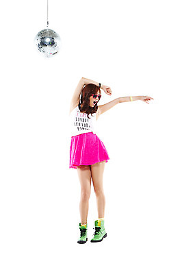 포토 JPG 스튜디오촬영 전신 외국인 해외기획촬영 2012년태국 여자 포즈 팔찌 모션 실내 한명 서기 누끼 사람 20대 성인 앞모습 캐주얼 청춘 치마 선글라스 민소매 손들기 활발 춤 즐거움 클럽 디스코 열정 미러볼 워커 성인여자한명만 국내포토 1 옷 감정 안경 음악 뷰포인트 신발 컨셉 상의 장신구 하의 문화예술 인종 청년 내부 장식 여자한명만 성인여자만 파일형식