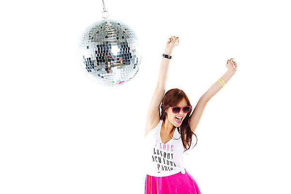 포토 JPG 스튜디오촬영 외국인 해외기획촬영 2012년태국 여자 포즈 팔찌 모션 실내 한명 미소 웃음 누끼 사람 상반신 20대 성인 앞모습 캐주얼 청춘 선글라스 민소매 손들기 활발 춤 즐거움 클럽 디스코 열정 미러볼 성인여자한명만 국내포토 1 옷 감정 안경 음악 뷰포인트 컨셉 상의 장신구 문화예술 표정 인종 청년 내부 장식 여자한명만 성인여자만 파일형식