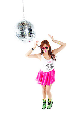 포토 JPG 스튜디오촬영 전신 외국인 해외기획촬영 2012년태국 여자 포즈 팔찌 모션 실내 한명 서기 미소 웃음 누끼 사람 20대 성인 앞모습 캐주얼 청춘 치마 선글라스 민소매 활발 춤 즐거움 클럽 디스코 열정 미러볼 워커 성인여자한명만 국내포토 1 옷 감정 안경 음악 뷰포인트 신발 컨셉 상의 장신구 하의 문화예술 표정 인종 청년 내부 장식 여자한명만 성인여자만 파일형식