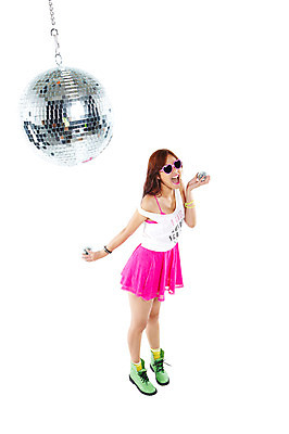 포토 JPG 스튜디오촬영 전신 외국인 해외기획촬영 2012년태국 여자 포즈 팔찌 모션 실내 한명 서기 미소 웃음 들기 누끼 사람 20대 성인 캐주얼 청춘 치마 선글라스 민소매 활발 춤 즐거움 클럽 디스코 열정 미러볼 워커 성인여자한명만 국내포토 1 옷 감정 안경 음악 신발 컨셉 상의 장신구 하의 문화예술 표정 인종 청년 내부 장식 여자한명만 성인여자만 파일형식