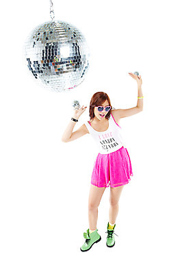 포토 JPG 스튜디오촬영 전신 외국인 해외기획촬영 2012년태국 여자 포즈 팔찌 모션 실내 한명 서기 들기 누끼 사람 20대 성인 앞모습 캐주얼 청춘 치마 선글라스 민소매 활발 춤 즐거움 클럽 디스코 열정 미러볼 워커 성인여자한명만 국내포토 1 옷 감정 안경 음악 뷰포인트 신발 컨셉 상의 장신구 하의 문화예술 인종 청년 내부 장식 여자한명만 성인여자만 파일형식