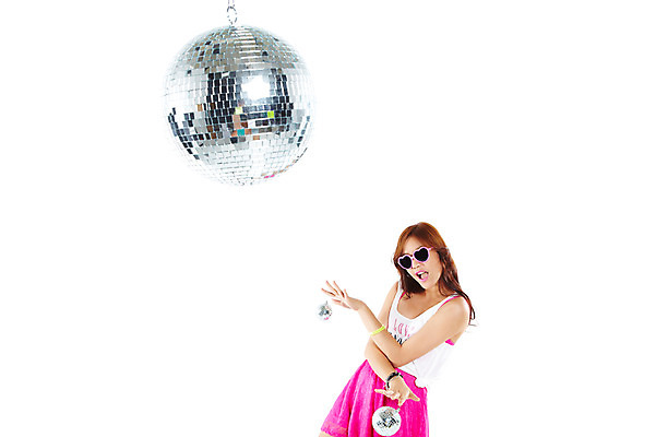 포토 JPG 스튜디오촬영 외국인 해외기획촬영 2012년태국 여자 포즈 팔찌 모션 실내 한명 서기 들기 누끼 사람 20대 성인 앞모습 캐주얼 청춘 치마 선글라스 민소매 활발 춤 즐거움 클럽 디스코 열정 미러볼 성인여자한명만 국내포토 1 옷 감정 안경 음악 뷰포인트 컨셉 상의 장신구 하의 문화예술 인종 청년 내부 장식 여자한명만 성인여자만 파일형식