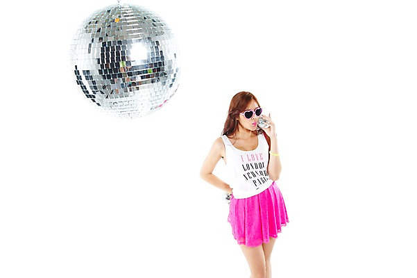 포토 JPG 스튜디오촬영 외국인 해외기획촬영 2012년태국 여자 포즈 팔찌 모션 실내 한명 서기 들기 누끼 사람 20대 성인 앞모습 캐주얼 청춘 치마 선글라스 민소매 활발 춤 즐거움 클럽 디스코 열정 미러볼 성인여자한명만 국내포토 1 옷 감정 안경 음악 뷰포인트 컨셉 상의 장신구 하의 문화예술 인종 청년 내부 장식 여자한명만 성인여자만 파일형식