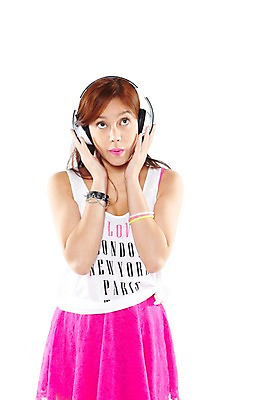 포토 JPG 스튜디오촬영 외국인 해외기획촬영 2012년태국 여자 포즈 팔찌 모션 실내 한명 서기 누끼 사람 상반신 20대 성인 앞모습 캐주얼 청춘 치마 민소매 헤드폰 헤드셋 활발 음악감상 클럽 디스코 열정 성인여자한명만 국내포토 1 옷 감정 음악 뷰포인트 음향기기 컨셉 상의 장신구 하의 인종 청년 내부 감상 춤 여자한명만 성인여자만 파일형식