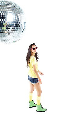 포토 JPG 스튜디오촬영 전신 외국인 해외기획촬영 2012년태국 여자 포즈 반바지 팔찌 모션 실내 한명 서기 누끼 사람 20대 성인 옆모습 캐주얼 청춘 선글라스 활발 춤 화려 니삭스 즐거움 클럽 디스코 열정 미러볼 워커 성인여자한명만 국내포토 1 옷 감정 안경 음악 뷰포인트 신발 컨셉 장신구 바지 문화예술 양말 인종 청년 내부 장식 여자한명만 성인여자만 파일형식