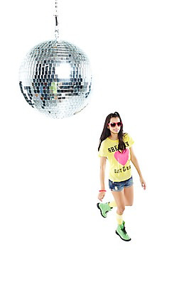 포토 JPG 스튜디오촬영 전신 외국인 해외기획촬영 2012년태국 여자 포즈 반바지 팔찌 모션 실내 한명 서기 미소 웃음 누끼 사람 20대 성인 앞모습 캐주얼 청춘 선글라스 활발 춤 화려 니삭스 즐거움 클럽 디스코 열정 미러볼 워커 성인여자한명만 국내포토 1 옷 감정 안경 음악 뷰포인트 신발 컨셉 장신구 바지 문화예술 양말 표정 인종 청년 내부 장식 여자한명만 성인여자만 파일형식