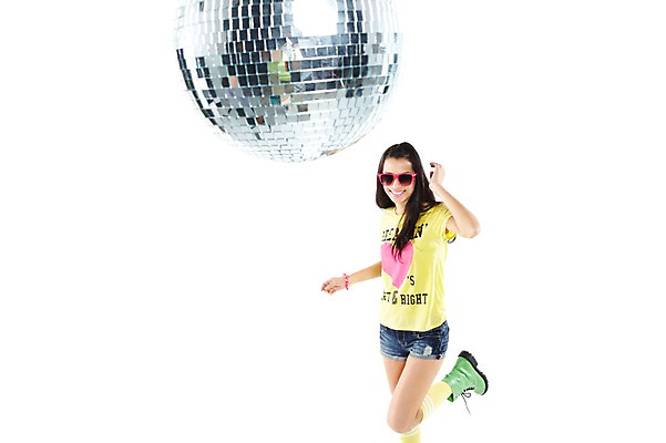 포토 JPG 스튜디오촬영 외국인 해외기획촬영 2012년태국 여자 포즈 반바지 팔찌 모션 실내 한명 서기 미소 웃음 누끼 사람 20대 성인 앞모습 캐주얼 청춘 선글라스 활발 춤 화려 니삭스 즐거움 클럽 디스코 열정 미러볼 워커 성인여자한명만 국내포토 1 옷 감정 안경 음악 뷰포인트 신발 컨셉 장신구 바지 문화예술 양말 표정 인종 청년 내부 장식 여자한명만 성인여자만 파일형식