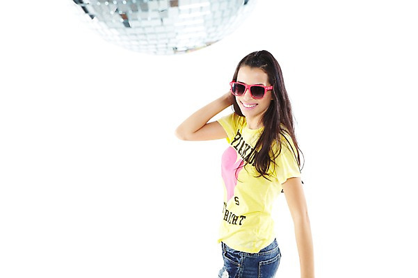 포토 JPG 스튜디오촬영 외국인 해외기획촬영 2012년태국 여자 포즈 모션 실내 한명 미소 웃음 누끼 사람 상반신 20대 성인 옆모습 캐주얼 청춘 선글라스 활발 춤 화려 즐거움 클럽 디스코 열정 미러볼 성인여자한명만 국내포토 1 옷 감정 안경 음악 뷰포인트 컨셉 문화예술 표정 인종 청년 내부 장식 여자한명만 성인여자만 파일형식