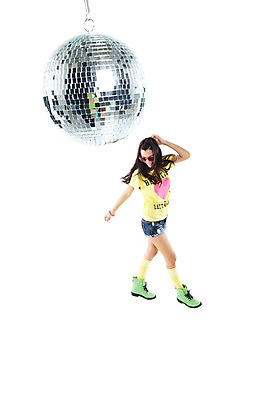 포토 JPG 스튜디오촬영 전신 외국인 해외기획촬영 2012년태국 여자 포즈 반바지 팔찌 모션 실내 한명 서기 누끼 사람 20대 성인 옆모습 캐주얼 청춘 선글라스 활발 춤 화려 니삭스 즐거움 클럽 디스코 열정 미러볼 워커 성인여자한명만 국내포토 1 옷 감정 안경 음악 뷰포인트 신발 컨셉 장신구 바지 문화예술 양말 인종 청년 내부 장식 여자한명만 성인여자만 파일형식