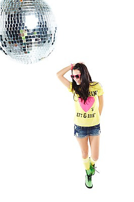 포토 JPG 스튜디오촬영 전신 외국인 해외기획촬영 2012년태국 여자 포즈 반바지 팔찌 모션 실내 한명 서기 미소 웃음 누끼 사람 20대 성인 앞모습 캐주얼 청춘 선글라스 활발 춤 화려 니삭스 즐거움 클럽 디스코 열정 미러볼 워커 성인여자한명만 국내포토 1 옷 감정 안경 음악 뷰포인트 신발 컨셉 장신구 바지 문화예술 양말 표정 인종 청년 내부 장식 여자한명만 성인여자만 파일형식