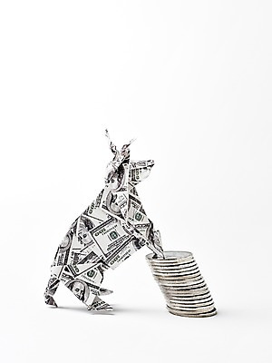 포토 JPG 스튜디오촬영 모양 종이 백그라운드 컨셉 지폐 돈 실내 누끼 사람없음 금융 경제 쌓기 달러 동전 페이퍼아트 종이공예 황소 종이접기 국내포토 모션 내부 소 재산 공예 접기 파일형식