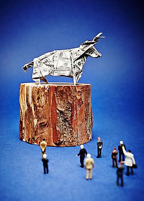 포토 JPG 스튜디오촬영 모양 나무 종이 인형 백그라운드 컨셉 지폐 돈 실내 사람없음 아웃포커스 금융 경제 장난감 달러 미니어처 피규어 페이퍼아트 종이공예 황소 종이접기 국내포토 식물 촬영기법 내부 모형 소 재산 공예 접기 파일형식