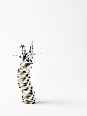 포토 JPG 스튜디오촬영 모양 종이 백그라운드 컨셉 지폐 돈 실내 누끼 사람없음 금융 경제 쌓기 달러 동전 페이퍼아트 종이공예 종이접기 종이학 국내포토 모션 내부 재산 공예 접기 파일형식