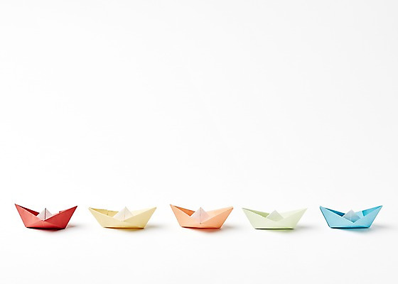 포토 JPG 스튜디오촬영 모양 종이 백그라운드 컨셉 실내 누끼 사람없음 컬러풀 페이퍼아트 종이공예 종이접기 종이배 일렬 종료 선박 국내포토 컬러 수상교통 내부 공예 접기 파일형식