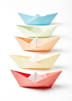 포토 JPG 스튜디오촬영 모양 종이 백그라운드 컨셉 실내 누끼 근접촬영 사람없음 아웃포커스 컬러풀 페이퍼아트 종이공예 종이접기 종이배 일렬 선박 국내포토 뷰포인트 컬러 수상교통 촬영기법 내부 공예 접기 파일형식