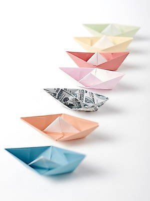 포토 JPG 스튜디오촬영 모양 종이 백그라운드 컨셉 실내 누끼 근접촬영 사람없음 아웃포커스 컬러풀 페이퍼아트 종이공예 종이접기 종이배 일렬 선박 국내포토 뷰포인트 컬러 수상교통 촬영기법 내부 공예 접기 파일형식