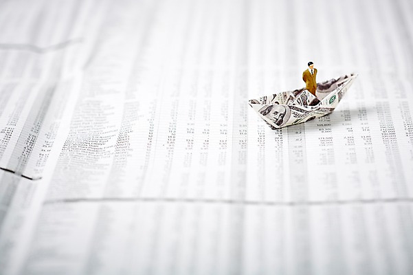 포토 JPG 스튜디오촬영 모양 종이 인형 백그라운드 컨셉 지폐 돈 실내 근접촬영 사람없음 아웃포커스 금융 경제 장난감 달러 미니어처 피규어 신문 페이퍼아트 종이공예 종이접기 종이배 선박 국내포토 뷰포인트 수상교통 촬영기법 내부 간행물 모형 뉴스 재산 공예 접기 파일형식