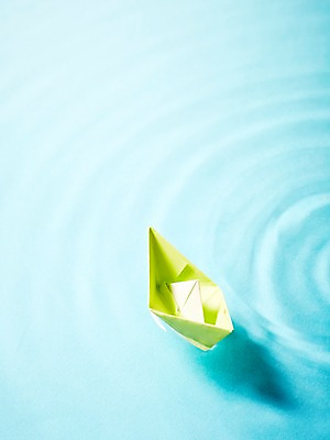 포토 JPG 스튜디오촬영 모양 종이 물결 백그라운드 컨셉 실내 사람없음 물 페이퍼아트 종이공예 종이접기 종이배 선박 국내포토 자연요소 수상교통 내부 공예 접기 파일형식