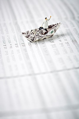 포토 JPG 스튜디오촬영 모양 종이 인형 백그라운드 컨셉 지폐 돈 실내 근접촬영 사람없음 아웃포커스 금융 경제 장난감 달러 미니어처 피규어 신문 페이퍼아트 종이공예 종이접기 종이배 선박 국내포토 뷰포인트 수상교통 촬영기법 내부 간행물 모형 뉴스 재산 공예 접기 파일형식