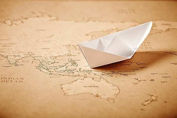 포토 JPG 스튜디오촬영 모양 종이 백그라운드 컨셉 세계지도 지도 실내 사람없음 아웃포커스 페이퍼아트 종이공예 종이접기 종이배 선박 국내포토 수상교통 촬영기법 내부 세계 공예 접기 파일형식