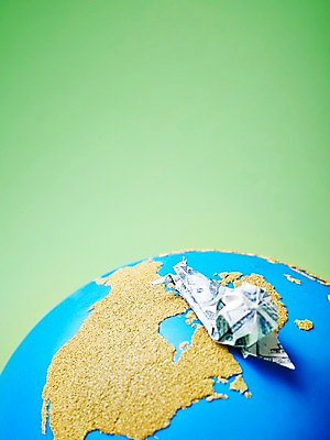 포토 JPG 스튜디오촬영 모양 종이 지구 백그라운드 컨셉 지폐 돈 실내 사람없음 금융 경제 지구본 달러 페이퍼아트 종이공예 달팽이 종이접기 국내포토 연체동물 내부 재산 공예 접기 파일형식