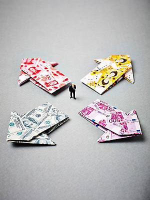 포토 JPG 스튜디오촬영 모양 화살표 종이 인형 백그라운드 컨셉 지폐 돈 실내 사람없음 장난감 달러 미니어처 피규어 유로 원화 페이퍼아트 방향 종이공예 종이접기 위안화 국내포토 내부 모형 재산 공예 접기 파일형식