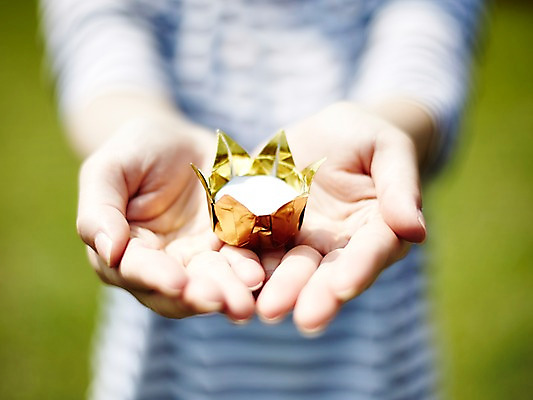 포토 JPG 주간 모양 손 종이 배경화면 백그라운드 컨셉 왕관 한명 들기 근접촬영 상반신 야외 아웃포커스 신체부위 양손 페이퍼아트 종이공예 종이접기 국내포토 자연요소 1 뷰포인트 모션 촬영기법 사람 공예 접기 파일형식