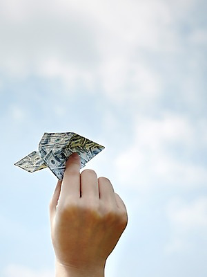 포토 JPG 주간 모양 손 종이 백그라운드 컨셉 지폐 돈 하늘 한손 한명 들기 야외 아웃포커스 신체부위 금융 경제 달러 페이퍼아트 종이비행기 종이공예 종이접기 국내포토 자연요소 1 모션 촬영기법 사람 재산 공예 접기 파일형식