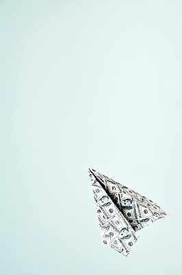 포토 JPG 주간 모양 종이 백그라운드 컨셉 지폐 돈 하늘 사람없음 야외 금융 경제 달러 페이퍼아트 종이비행기 종이공예 종이접기 국내포토 자연요소 재산 공예 접기 파일형식
