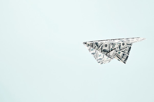포토 JPG 주간 모양 종이 백그라운드 컨셉 지폐 돈 하늘 사람없음 야외 금융 경제 달러 페이퍼아트 종이비행기 종이공예 종이접기 국내포토 자연요소 재산 공예 접기 파일형식