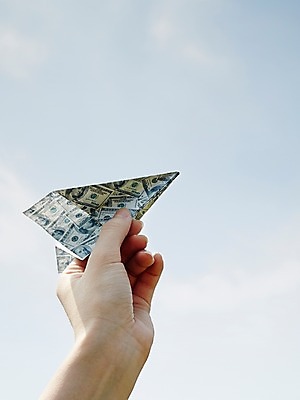 포토 JPG 주간 모양 손 종이 백그라운드 컨셉 지폐 돈 하늘 한손 한명 들기 누끼 야외 신체부위 금융 경제 달러 페이퍼아트 종이비행기 종이공예 종이접기 국내포토 자연요소 1 모션 사람 재산 공예 접기 파일형식