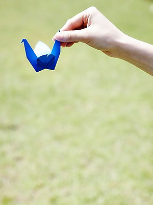 포토 JPG 주간 모양 식물 손 종이 백그라운드 컨셉 한손 한명 들기 잔디 야외 아웃포커스 신체부위 페이퍼아트 종이공예 종이접기 종이학 국내포토 자연요소 1 모션 촬영기법 사람 공예 접기 파일형식