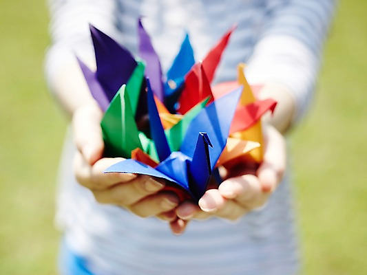 포토 JPG 주간 모양 손 종이 배경화면 백그라운드 컨셉 한명 들기 근접촬영 상반신 야외 아웃포커스 신체부위 컬러풀 양손 페이퍼아트 종이공예 종이접기 종이학 국내포토 자연요소 1 뷰포인트 컬러 모션 촬영기법 사람 공예 접기 파일형식