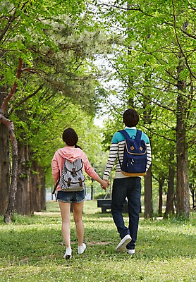 포토 JPG 주간 전신 나무 식물 학생 커플 공원 여학생 여자 남자 남학생 대학생 가방 배낭 서기 사람 동양인 20대 성인 야외 두명 뒷모습 캐주얼 걷기 손잡기 캠퍼스라이프 산책 산책로 한국인 캠퍼스커플 숲길 청년만 성인만 국내포토 자연요소 라이프스타일 잡화 옷 공공시설 길 뷰포인트 관계 모션 휴식 인종 청년 파일형식