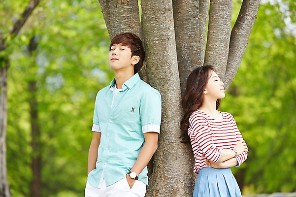 포토 JPG 주간 나무 식물 학생 커플 공원 여학생 여자 남자 남학생 대학생 휴식 사람 동양인 상반신 20대 성인 야외 두명 아웃포커스 캐주얼 눈감음 캠퍼스라이프 산책 한국인 캠퍼스커플 청년만 성인만 국내포토 자연요소 라이프스타일 옷 공공시설 컨셉 관계 모션 촬영기법 인종 청년 파일형식