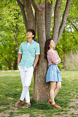 포토 JPG 주간 전신 나무 식물 학생 커플 공원 여학생 여자 남자 남학생 대학생 휴식 서기 사람 동양인 잔디 20대 성인 야외 두명 아웃포커스 캐주얼 눈감음 캠퍼스라이프 산책 한국인 캠퍼스커플 청년만 성인만 국내포토 자연요소 라이프스타일 옷 공공시설 컨셉 관계 모션 촬영기법 인종 청년 파일형식