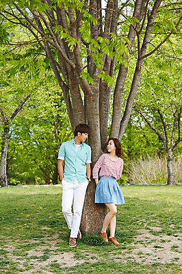 포토 JPG 주간 전신 나무 식물 학생 커플 공원 여학생 여자 남자 남학생 대학생 휴식 서기 미소 웃음 사람 동양인 잔디 20대 성인 야외 두명 앞모습 캐주얼 마주보기 캠퍼스라이프 산책 한국인 캠퍼스커플 청년만 성인만 국내포토 자연요소 라이프스타일 옷 공공시설 뷰포인트 컨셉 관계 모션 표정 인종 청년 파일형식