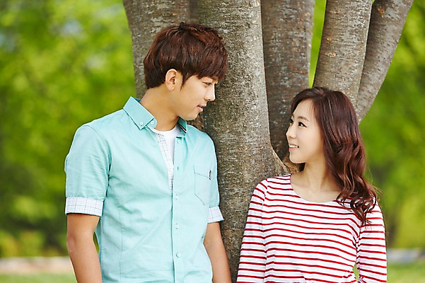 포토 JPG 주간 나무 식물 학생 커플 공원 여학생 여자 남자 남학생 대학생 휴식 미소 웃음 사람 동양인 상반신 20대 성인 야외 두명 앞모습 아웃포커스 캐주얼 마주보기 캠퍼스라이프 산책 한국인 캠퍼스커플 청년만 성인만 국내포토 자연요소 라이프스타일 옷 공공시설 뷰포인트 컨셉 관계 모션 촬영기법 표정 인종 청년 파일형식