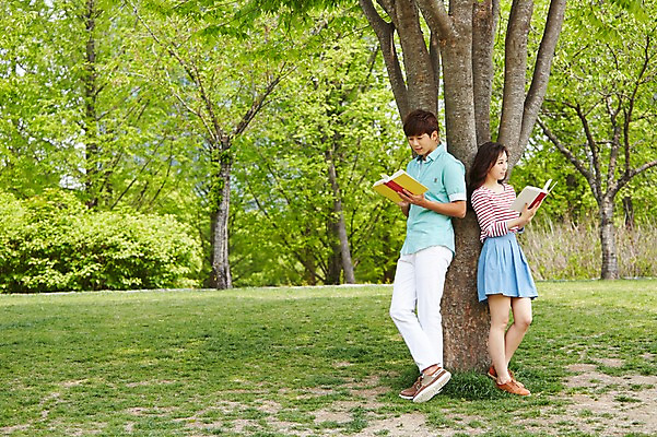 포토 JPG 주간 전신 나무 식물 학생 커플 응시 공원 여학생 여자 남자 남학생 대학생 서기 들기 사람 동양인 잔디 20대 성인 야외 두명 옆모습 책 캐주얼 독서 캠퍼스라이프 한국인 캠퍼스커플 청년만 성인만 국내포토 자연요소 라이프스타일 시선 옷 공공시설 뷰포인트 관계 모션 인종 청년 파일형식