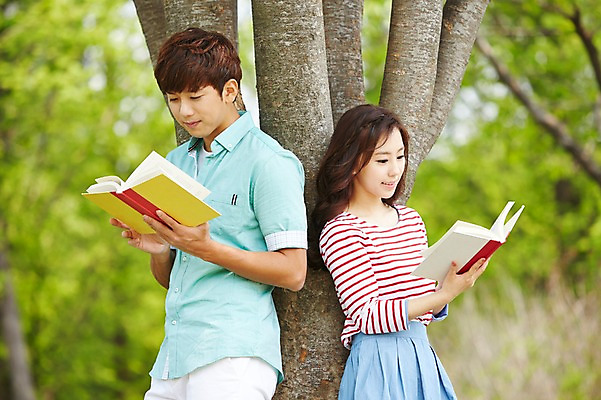 포토 JPG 주간 나무 식물 학생 커플 응시 공원 여학생 여자 남자 남학생 대학생 서기 들기 사람 동양인 상반신 20대 성인 야외 두명 옆모습 아웃포커스 책 캐주얼 독서 캠퍼스라이프 한국인 캠퍼스커플 청년만 성인만 국내포토 자연요소 라이프스타일 시선 옷 공공시설 뷰포인트 관계 모션 촬영기법 인종 청년 파일형식
