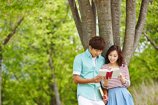 포토 JPG 주간 나무 식물 학생 커플 응시 공원 여학생 여자 남자 남학생 대학생 서기 미소 웃음 들기 사람 동양인 상반신 20대 성인 야외 두명 앞모습 아웃포커스 책 캐주얼 독서 캠퍼스라이프 한국인 캠퍼스커플 청년만 성인만 국내포토 자연요소 라이프스타일 시선 옷 공공시설 뷰포인트 관계 모션 촬영기법 표정 인종 청년 파일형식