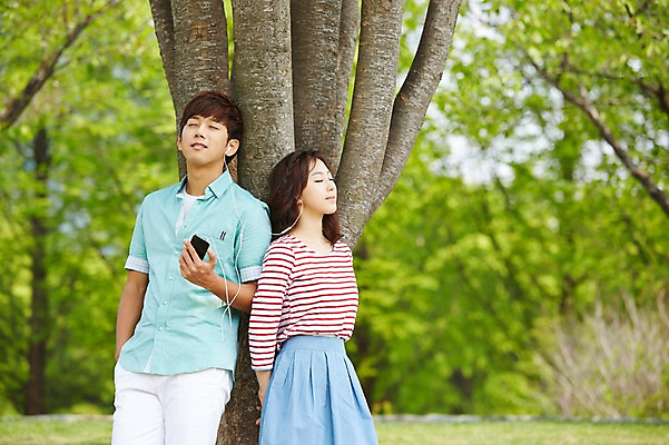 포토 JPG 주간 나무 식물 학생 커플 공원 여학생 여자 남자 남학생 대학생 이어폰 서기 사람 동양인 20대 성인 야외 두명 아웃포커스 캐주얼 스마트폰 핸드폰 눈감음 캠퍼스라이프 음악감상 한국인 캠퍼스커플 청년만 성인만 국내포토 자연요소 라이프스타일 옷 공공시설 음향기기 관계 모션 촬영기법 인종 청년 전자제품 스마트기기 감상 파일형식