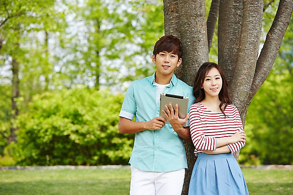 포토 JPG 주간 나무 식물 학생 커플 공원 여학생 여자 남자 남학생 대학생 서기 미소 웃음 들기 사람 동양인 상반신 20대 성인 야외 두명 앞모습 아웃포커스 캐주얼 태블릿 캠퍼스라이프 한국인 웹서핑 캠퍼스커플 청년만 성인만 국내포토 자연요소 라이프스타일 옷 공공시설 뷰포인트 관계 모션 촬영기법 표정 인종 청년 전자제품 스마트기기 파일형식
