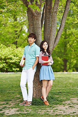 포토 JPG 주간 전신 나무 식물 학생 커플 공원 여학생 여자 남자 남학생 대학생 서기 미소 웃음 들기 사람 동양인 잔디 20대 성인 야외 두명 앞모습 아웃포커스 책 캐주얼 독서 캠퍼스라이프 한국인 파일 캠퍼스커플 청년만 성인만 국내포토 자연요소 라이프스타일 옷 공공시설 뷰포인트 관계 모션 촬영기법 표정 인종 청년 파일형식