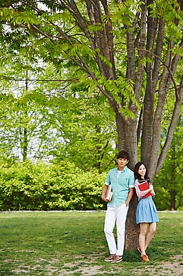 포토 JPG 주간 전신 나무 식물 학생 커플 공원 여학생 여자 남자 남학생 대학생 서기 미소 웃음 들기 사람 동양인 잔디 20대 성인 야외 두명 앞모습 책 캐주얼 독서 캠퍼스라이프 한국인 파일 캠퍼스커플 청년만 성인만 국내포토 자연요소 라이프스타일 옷 공공시설 뷰포인트 관계 모션 표정 인종 청년 파일형식