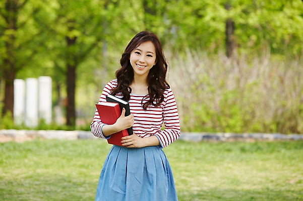 포토 JPG 주간 나무 식물 학생 공원 여학생 여자 여유 대학생 휴식 한명 서기 미소 웃음 들기 사람 동양인 잔디 상반신 20대 성인 야외 앞모습 아웃포커스 책 캐주얼 청춘 독서 캠퍼스라이프 한국인 여자만 여자한명만 성인여자만 청년만 청년여자만 성인한명만 청년여자한명만 성인여자한명만 성인만 국내포토 자연요소 1 라이프스타일 옷 공공시설 감정 뷰포인트 컨셉 모션 촬영기법 표정 인종 청년 파일형식