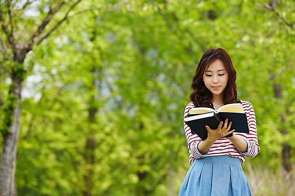 포토 JPG 주간 나무 식물 학생 응시 공원 여학생 여자 여유 대학생 휴식 한명 서기 미소 웃음 들기 사람 동양인 상반신 20대 성인 야외 앞모습 아웃포커스 책 캐주얼 청춘 독서 캠퍼스라이프 한국인 여자만 여자한명만 성인여자만 청년만 청년여자만 성인한명만 청년여자한명만 성인여자한명만 성인만 국내포토 자연요소 1 라이프스타일 시선 옷 공공시설 감정 뷰포인트 컨셉 모션 촬영기법 표정 인종 청년 파일형식