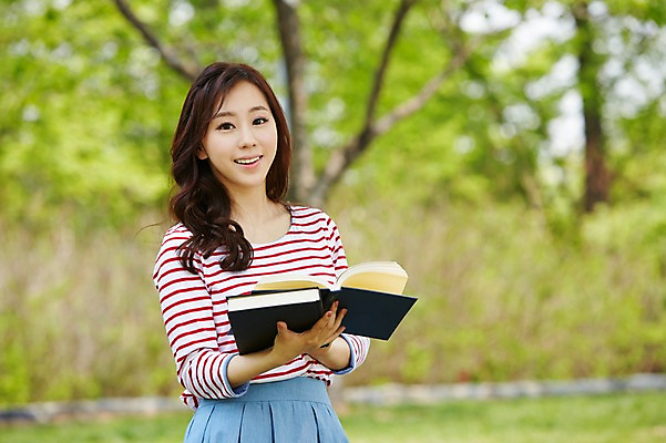 포토 JPG 주간 나무 식물 학생 공원 여학생 여자 여유 대학생 휴식 한명 서기 미소 웃음 들기 사람 동양인 상반신 20대 성인 야외 앞모습 아웃포커스 책 캐주얼 청춘 독서 캠퍼스라이프 한국인 여자만 여자한명만 성인여자만 청년만 청년여자만 성인한명만 청년여자한명만 성인여자한명만 성인만 국내포토 자연요소 1 라이프스타일 옷 공공시설 감정 뷰포인트 컨셉 모션 촬영기법 표정 인종 청년 파일형식