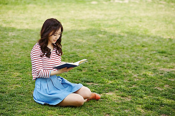 포토 JPG 주간 전신 학생 응시 공원 여학생 여자 여유 대학생 휴식 한명 들기 사람 앉기 동양인 잔디 20대 성인 야외 옆모습 아웃포커스 책 캐주얼 청춘 독서 캠퍼스라이프 한국인 여자만 여자한명만 성인여자만 청년만 청년여자만 성인한명만 청년여자한명만 성인여자한명만 성인만 국내포토 자연요소 식물 1 라이프스타일 시선 옷 공공시설 감정 뷰포인트 컨셉 모션 촬영기법 인종 청년 파일형식